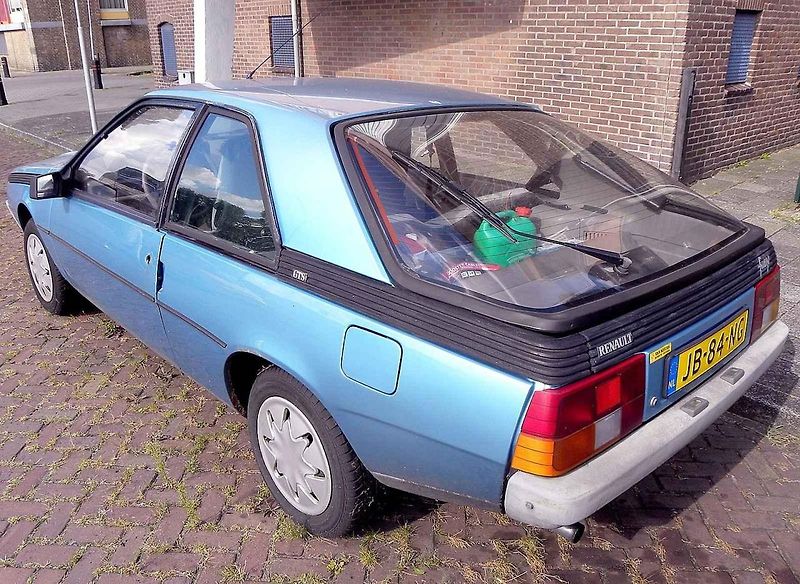 Renault Fuego GTX z roku 1982 s charakteristickým velkým zadním oknem, pod nímž se skrýval prostorný kufr.