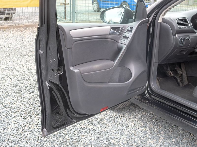Volkswagen Golf (2012) 1.6TDI 77KW – SERVIS - fotka 9 z 46