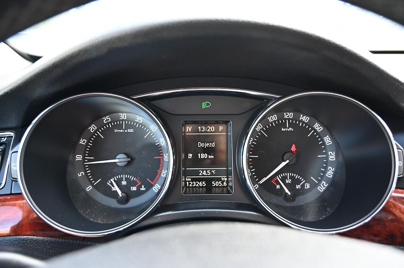 Škoda Superb 2.0TDI 125KW DSG Elegan. 12/09 - fotka 12 z 45