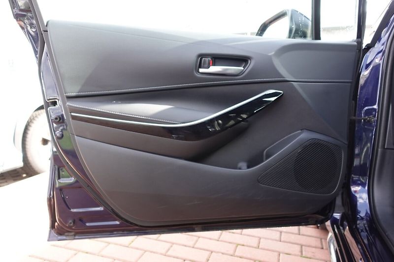 Toyota Corolla 2.0 HEV Comfort Style Tech TS - fotka 9 z 31