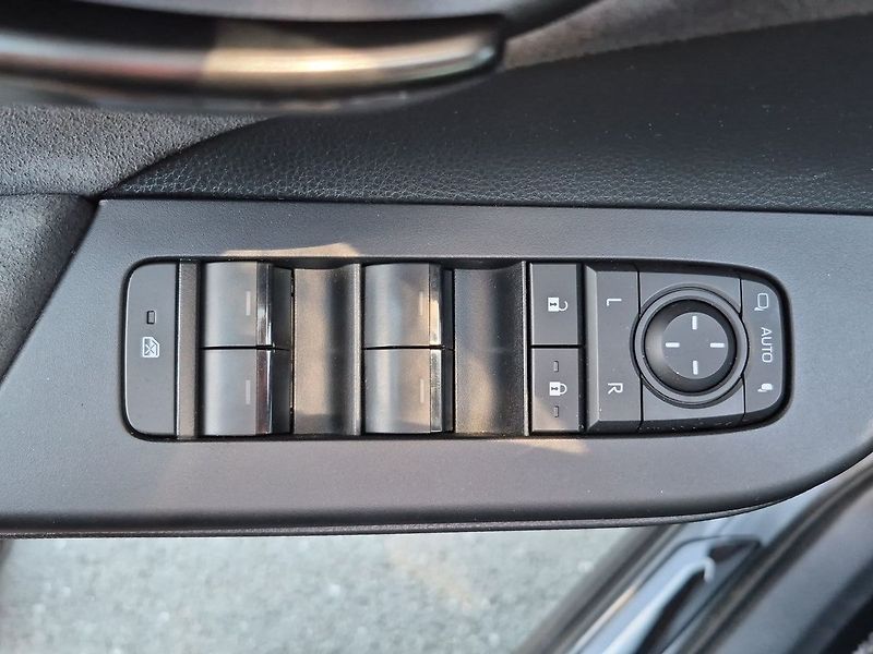 Toyota C-HR (2025) 2.0 HEV AWD Executive - fotka 24 z 29