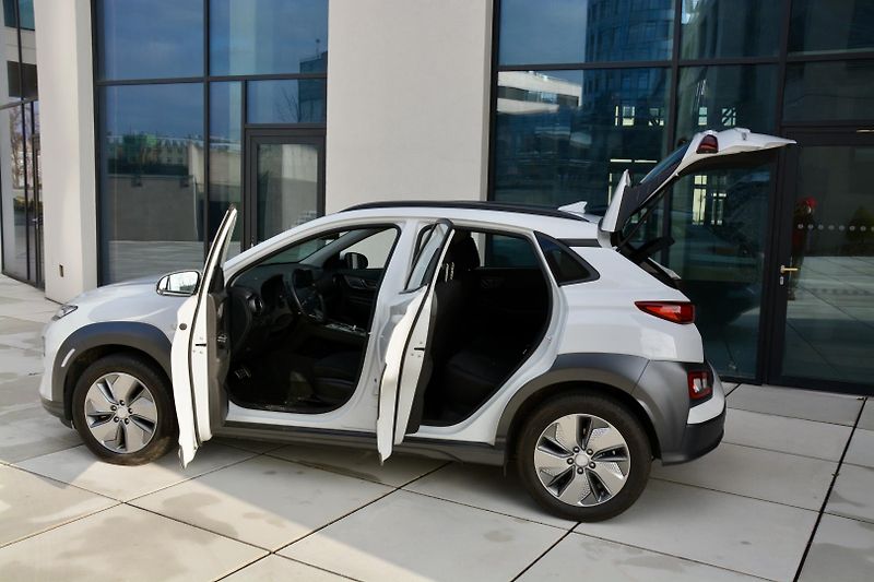 Hyundai Kona (2020) EV ELEKTRIC 100Kw 1 MAJITEL KA - fotka 14 z 53