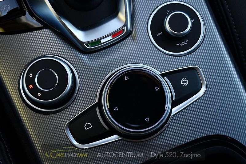 Alfa Romeo Stelvio 2.2D 16V 154kW Veloce AT8-Q4 - fotka 33 z 52