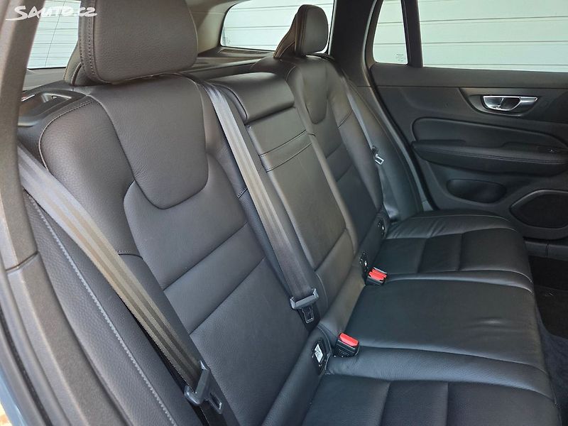 Volvo V60 (2020) 2.0 D4 AWD 4x4 Automat - fotka 17 z 37
