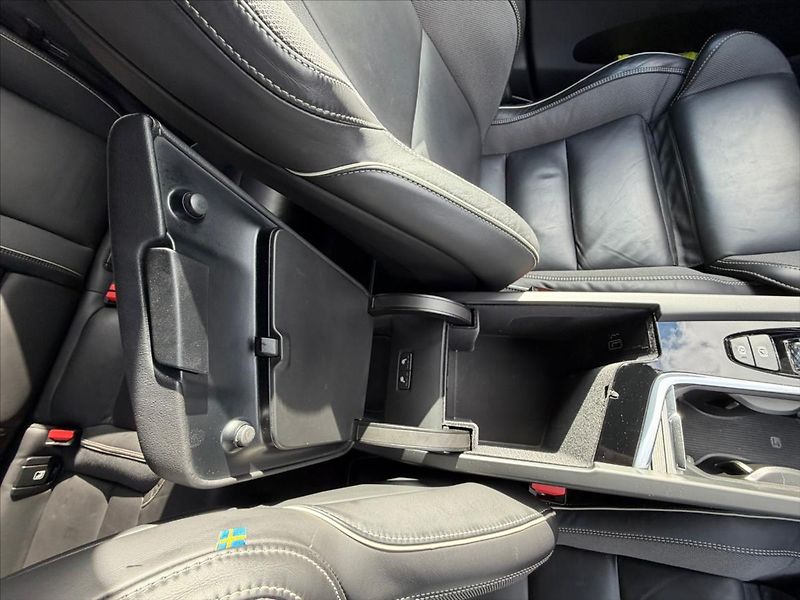 Volvo XC60 2,0 - fotka 26 z 62