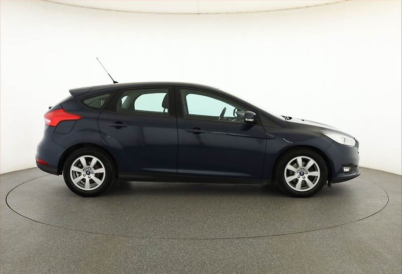 Ford Focus (2016) 1.0 EcoBoost, Tempomat - fotka 6 z 15