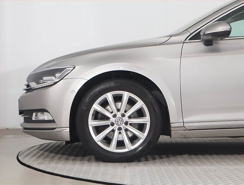 Volkswagen Passat (2015) 1.8 TSI, Automat, Serv.kniha - fotka 15 z 24