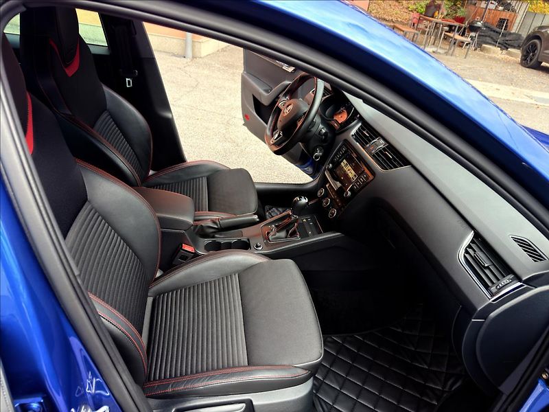 Škoda Octavia 2,0 TDi RS DSG - fotka 23 z 29