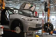 I když je to elektromobil stále má řadu klasických součástek
