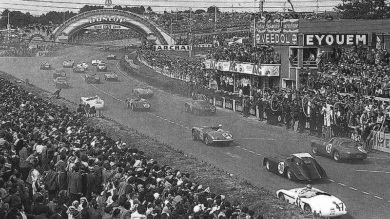 Vítězný Jaguar C-Type.