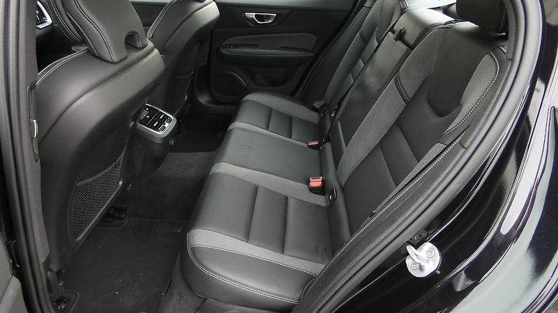 Volvo S60 B5 AWD Ultimate Dark - fotka 18 z 21