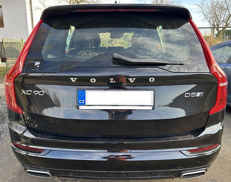 Volvo XC90 (2019) D5 AWD R-Design Drive-E 2.0 - fotka 3 z 8