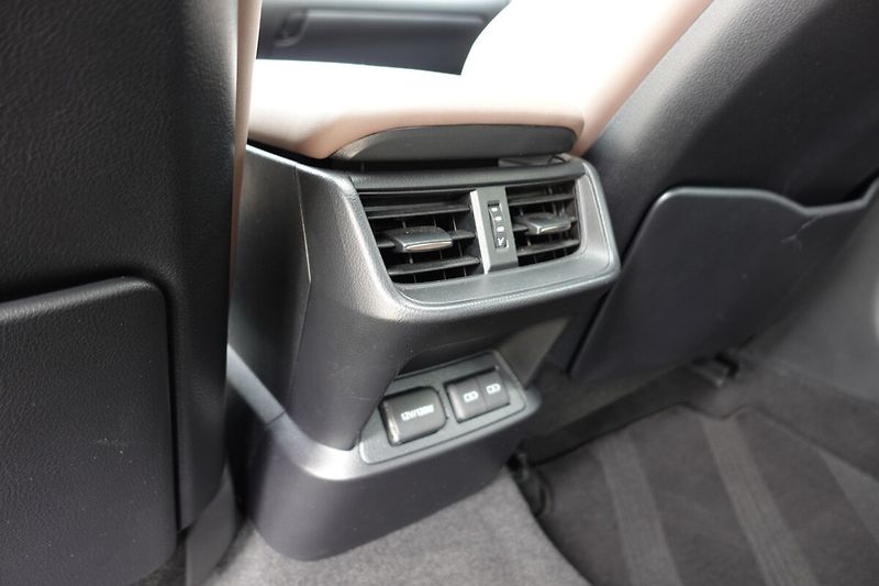 Lexus ES 300h ZLEVNĚNO 2,5 HSD LIMITED EDITI - fotka 38 z 41