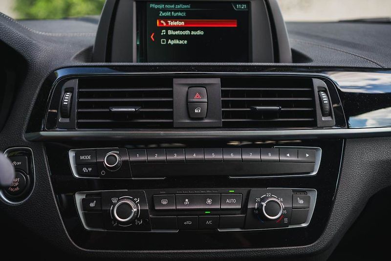BMW Řada 2 (2019) M240i xDrive - fotka 27 z 36