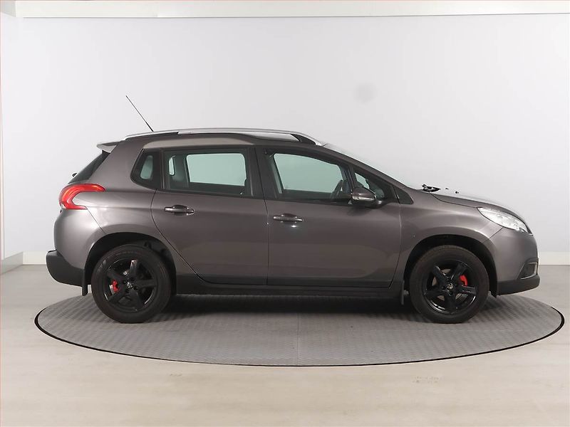 Peugeot 2008 (2016) 1.2 PureTech, Tempomat - fotka 6 z 12