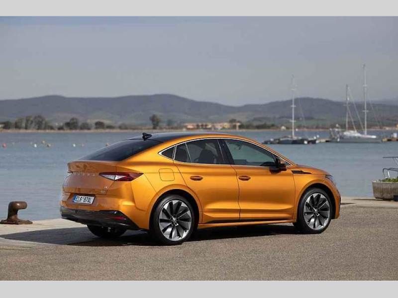 Plně elektrické SUV Škoda Enyaq Coupé iV (na snímku) se představilo v roce 2022 a vzbudilo u zákazníků velký zájem. Automobilka zrychluje svoji elektrickou ofenzivu: do roku 2026 představí tři zcela nové elektrické modely a další budou následovat.