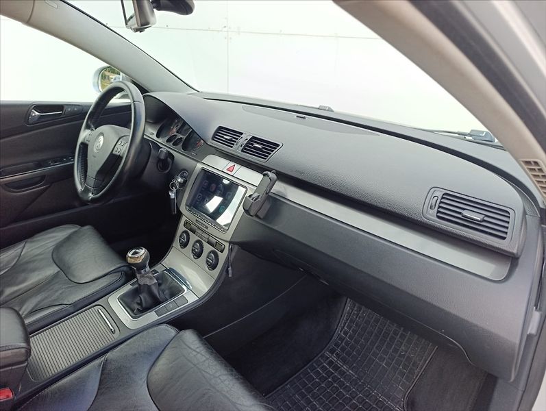 Volkswagen Passat 2,0 TDi Kůže Navigace Tažné - fotka 27 z 37
