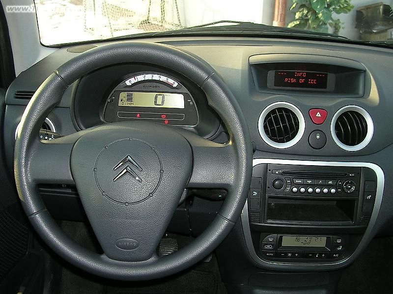 Motor ukrývající se za přední maskou má síly víc než dost.