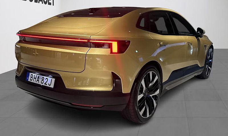 Polestar 4 Long Range AWD Performance - fotka 4 z 12