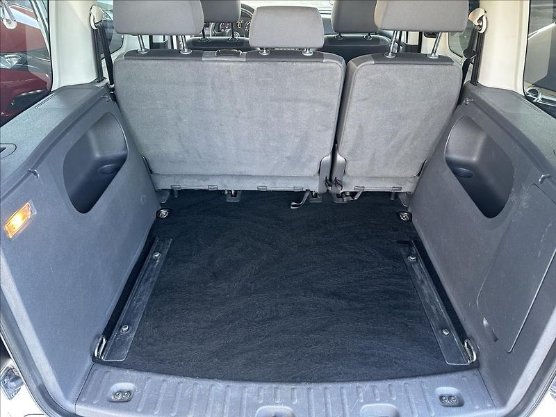 Volkswagen Caddy 1,6 TDI PO VELKÉM SERVISE - fotka 5 z 17