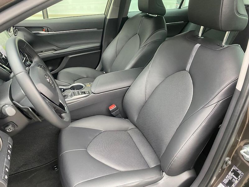 Toyota Camry 2,5 Hybrid Executive - fotka 16 z 30