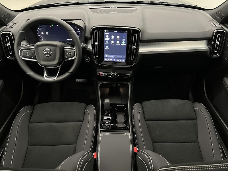 Volvo XC40 (2026) B4 ULTRA DARK AUT - fotka 2 z 43