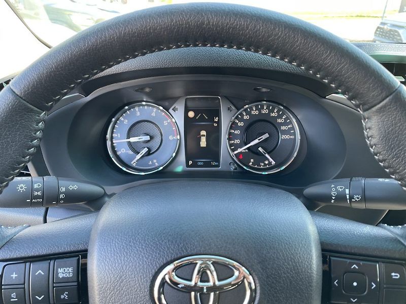 Toyota Hilux 2.8D Executive ODBĚR 3/2027 - fotka 15 z 30