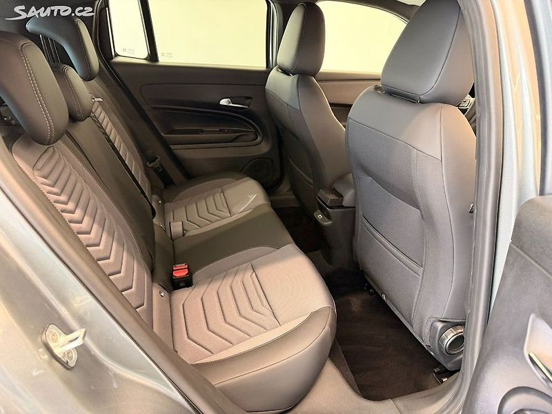 Jeep Avenger (2026) Altitude 1.2 Turbo e-Hybrid 11 - fotka 8 z 16