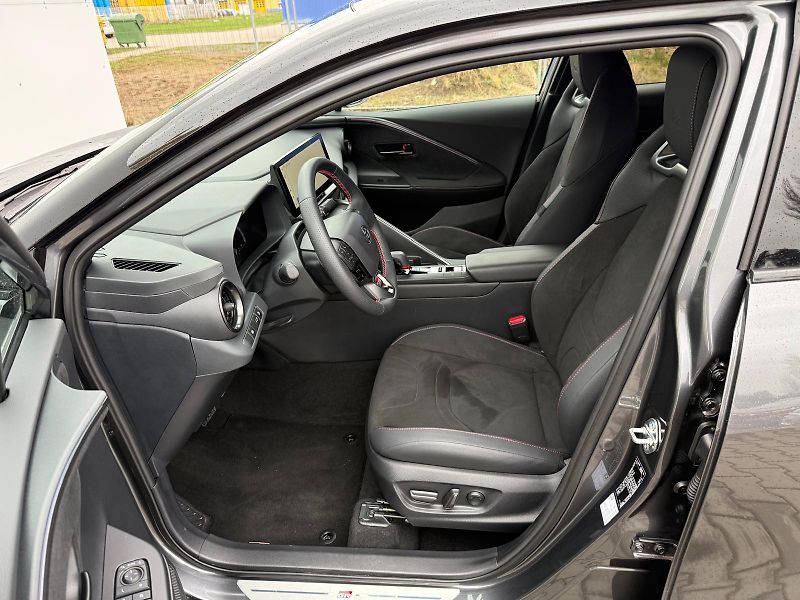 Toyota C-HR 2,0 HEV e-CVT GR Sport - fotka 11 z 30