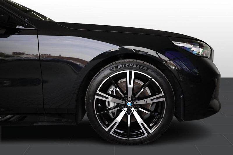BMW Řada 5 540d xDrive Touring - fotka 10 z 35
