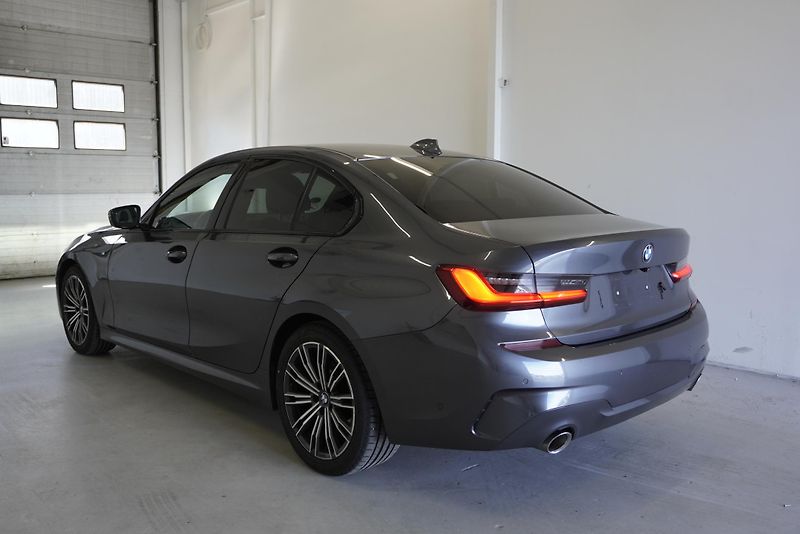 BMW Řada 3 2.0D 140kW M-SPORT,X-DRIVE - fotka 9 z 28