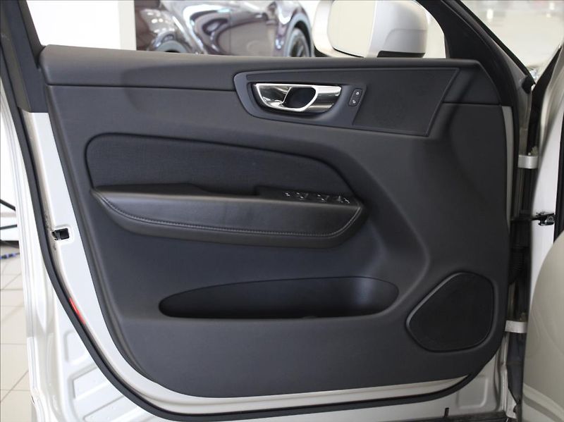 Volvo XC60 2,0 T5 184kW AWD Mom.PRO Pano. - fotka 16 z 25
