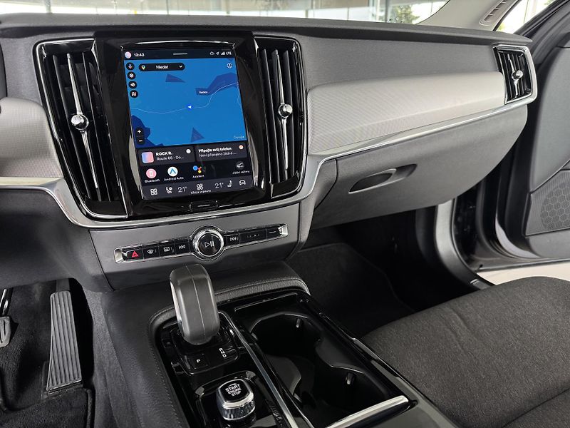 Volvo V90 T6 AWD*Recharge*KeyLess*Tažné - fotka 18 z 37
