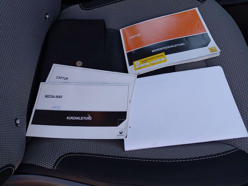 Renault Captur (2013) 1,5 DCi 66 kW LIMITED - fotka 23 z 23