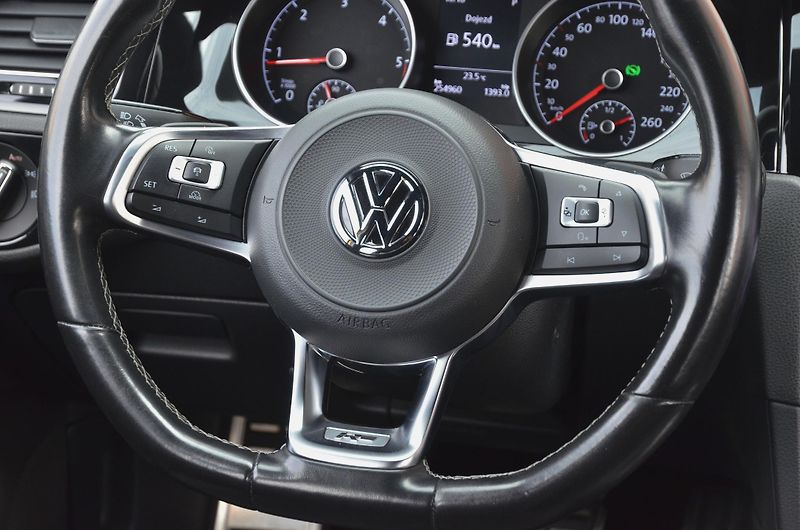 Volkswagen Golf (2017) 1.6 TDi 85kW DSG R-LINE HighL. - fotka 27 z 44