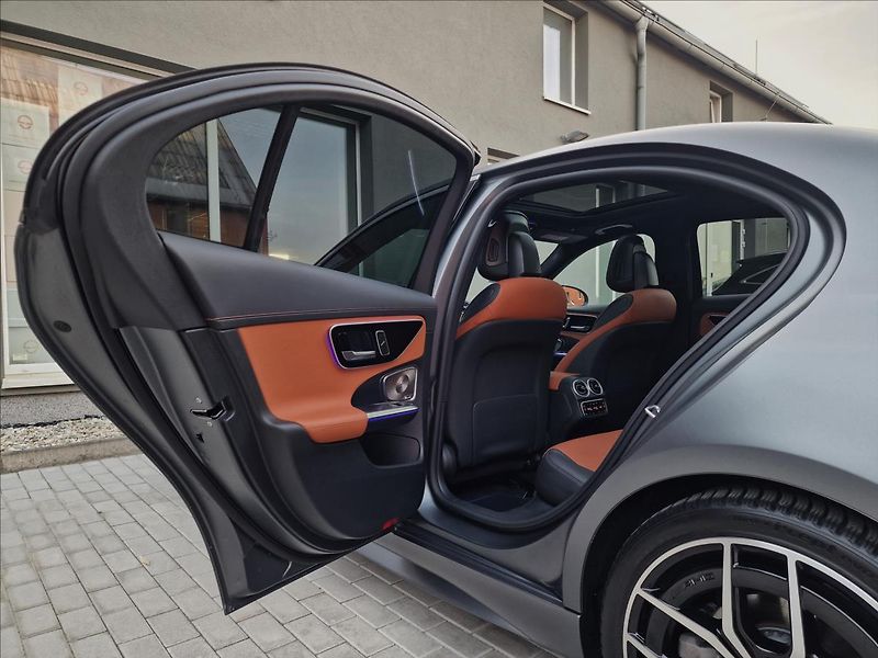 Mercedes-Benz Třídy C C300 AMG 4MATIC,ČR,1.Majitel - fotka 18 z 48