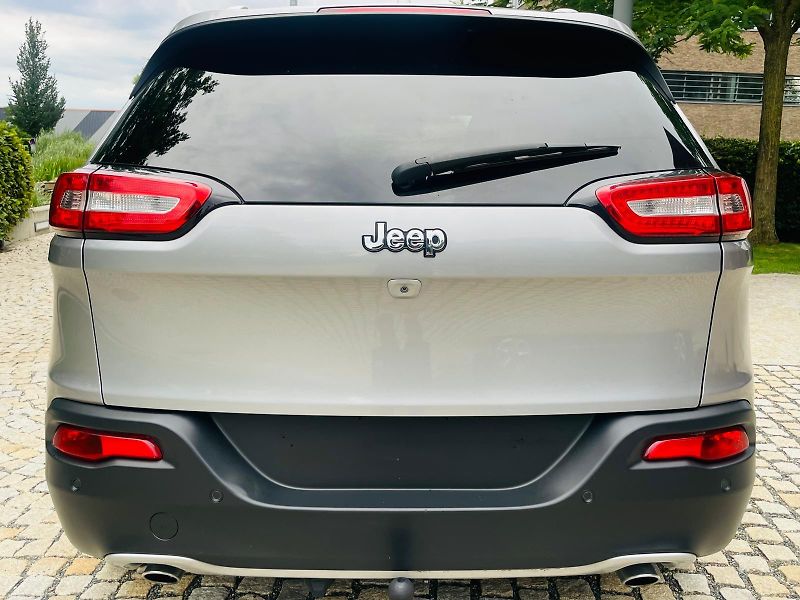 Jeep Cherokee 2.0D 4x4 AUT KAMERA TAŽNÉ LED - fotka 16 z 50