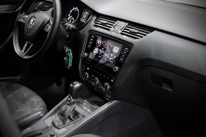 Škoda Octavia 3 FL Combi 1.8 TSI 132 kW DSG - fotka 13 z 38