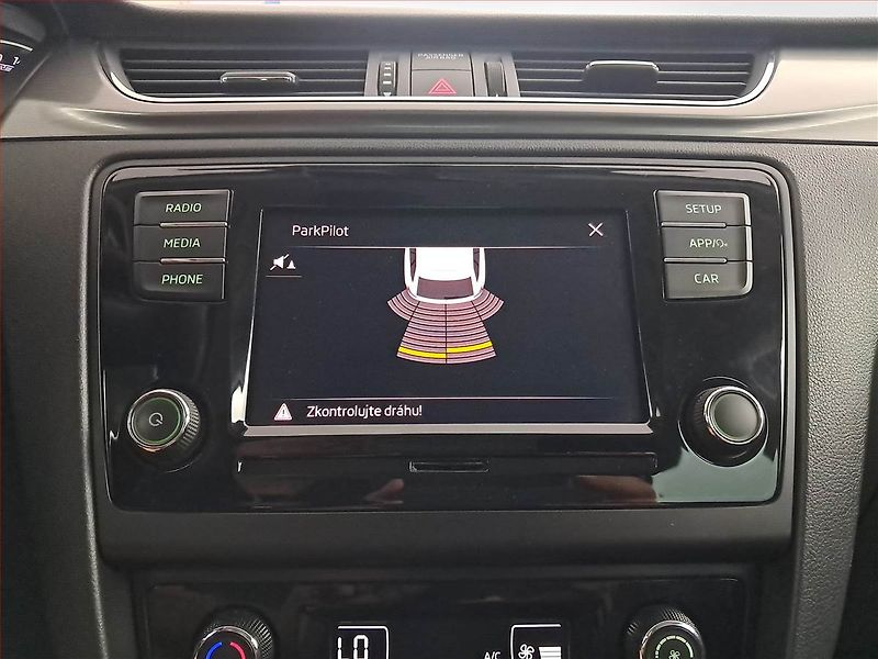 Škoda Rapid (2018) Spaceback 1.0 TSI, Xenony - fotka 15 z 18