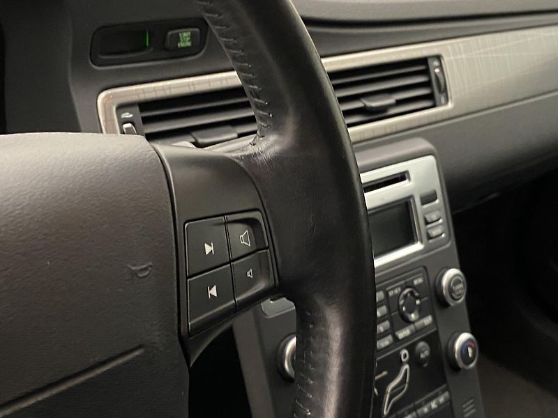 Volvo XC70 D5 AWD MOMENTUM - fotka 20 z 36