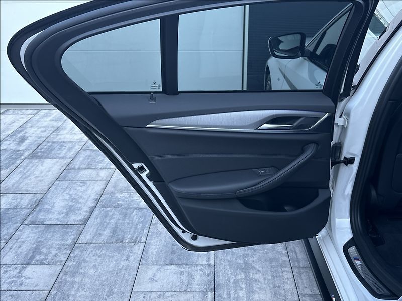 BMW Řada 5 3,0 530d 265PS  M Performance - fotka 15 z 54