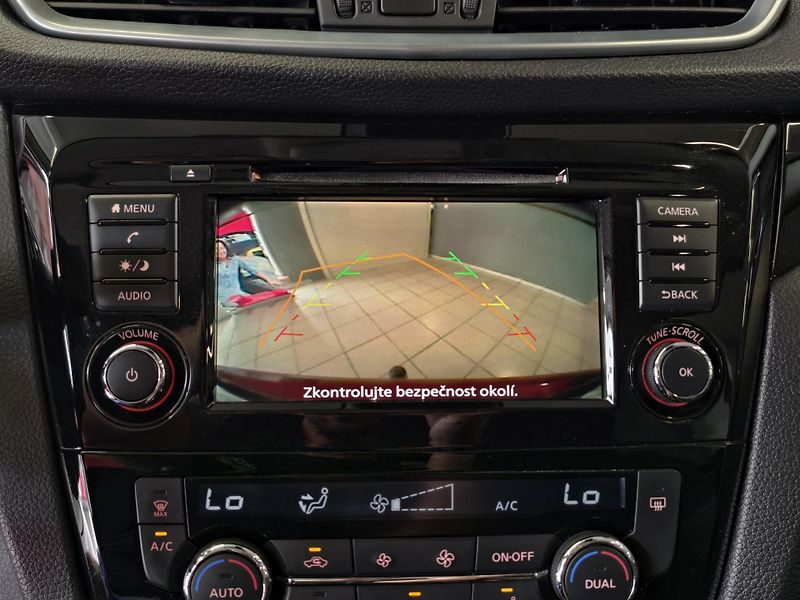 Nissan Qashqai 1.3 DIG-T 103kW KAMERA, PANO - fotka 16 z 25