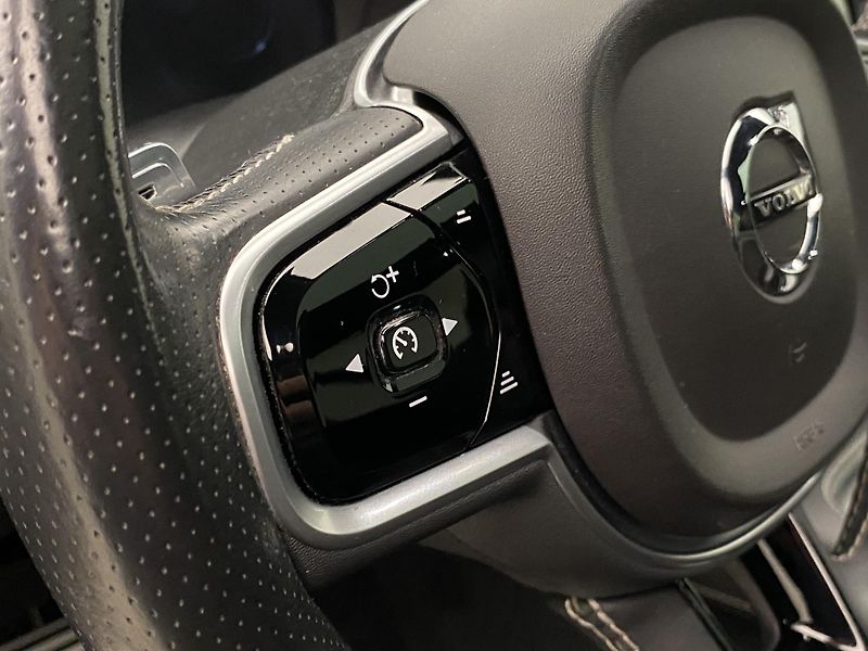 Volvo XC90 D5 AWD R-DESIGN AUT CZ - fotka 19 z 47