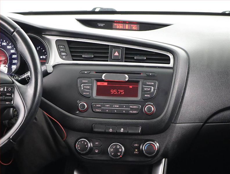 Kia Ceed (2015) 1.4 CRDi, po STK - fotka 12 z 17
