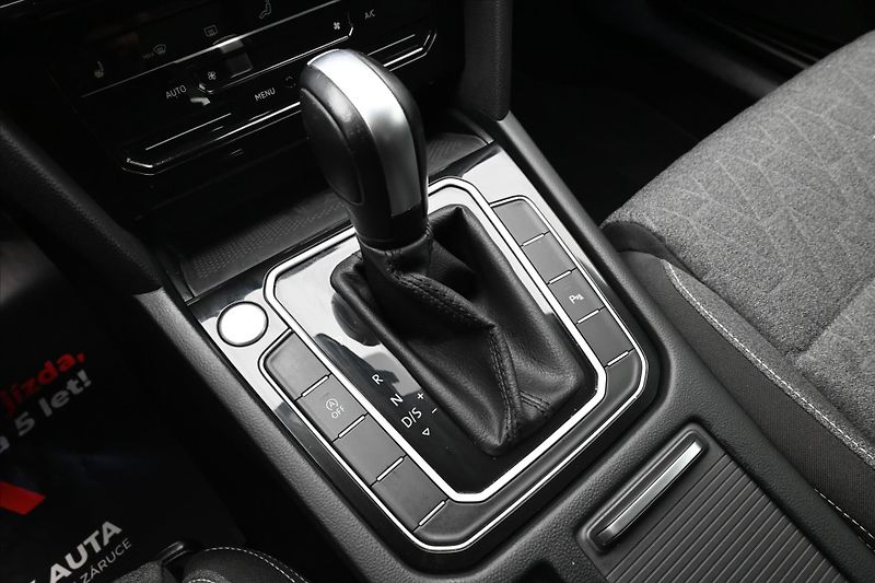 Volkswagen Passat 2,0 TDI 110 kW DSG Business Zá - fotka 23 z 31