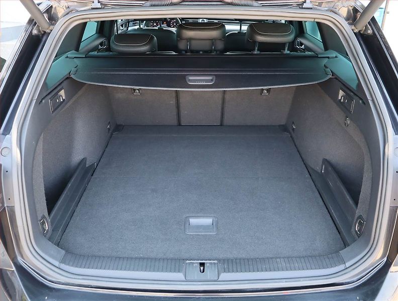 Volkswagen Passat (2018) R-Line 2.0 TDI, Automat, Kůže - fotka 14 z 22