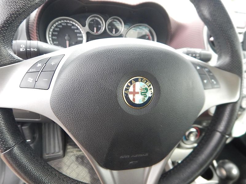 Alfa Romeo MiTo 1.4 T 135, AUTOMAT, KLIMA - fotka 23 z 26