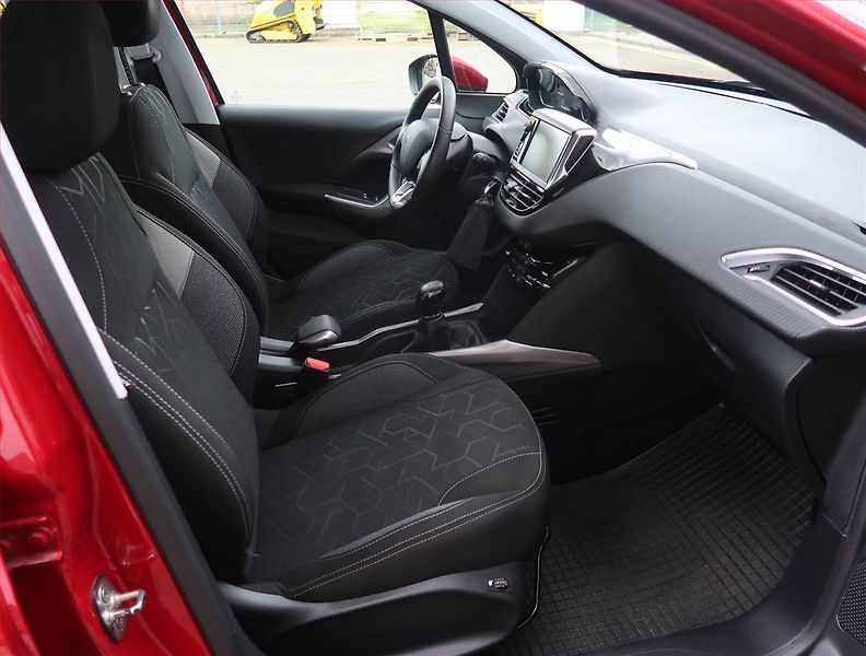 Peugeot 2008 (2019) 1.2 PureTech, ČR,1.maj - fotka 9 z 19