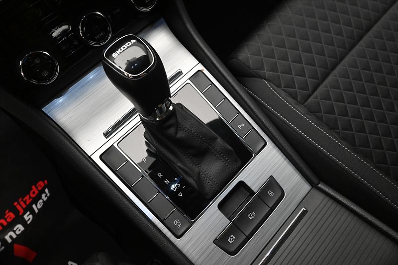 Škoda Superb 2,0 TDI 110 kW DSG TAŽNÉ NAVI - fotka 22 z 31