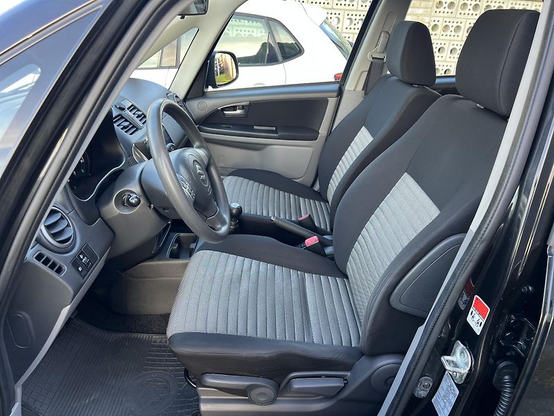 Suzuki SX4 1.6i 4x4 NAVI KLIMATIZACE ALU - fotka 7 z 32